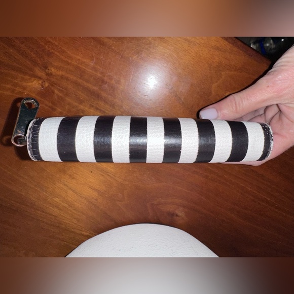 Henri Bendel Black and White Striped Wallet - Picture 4 of 11